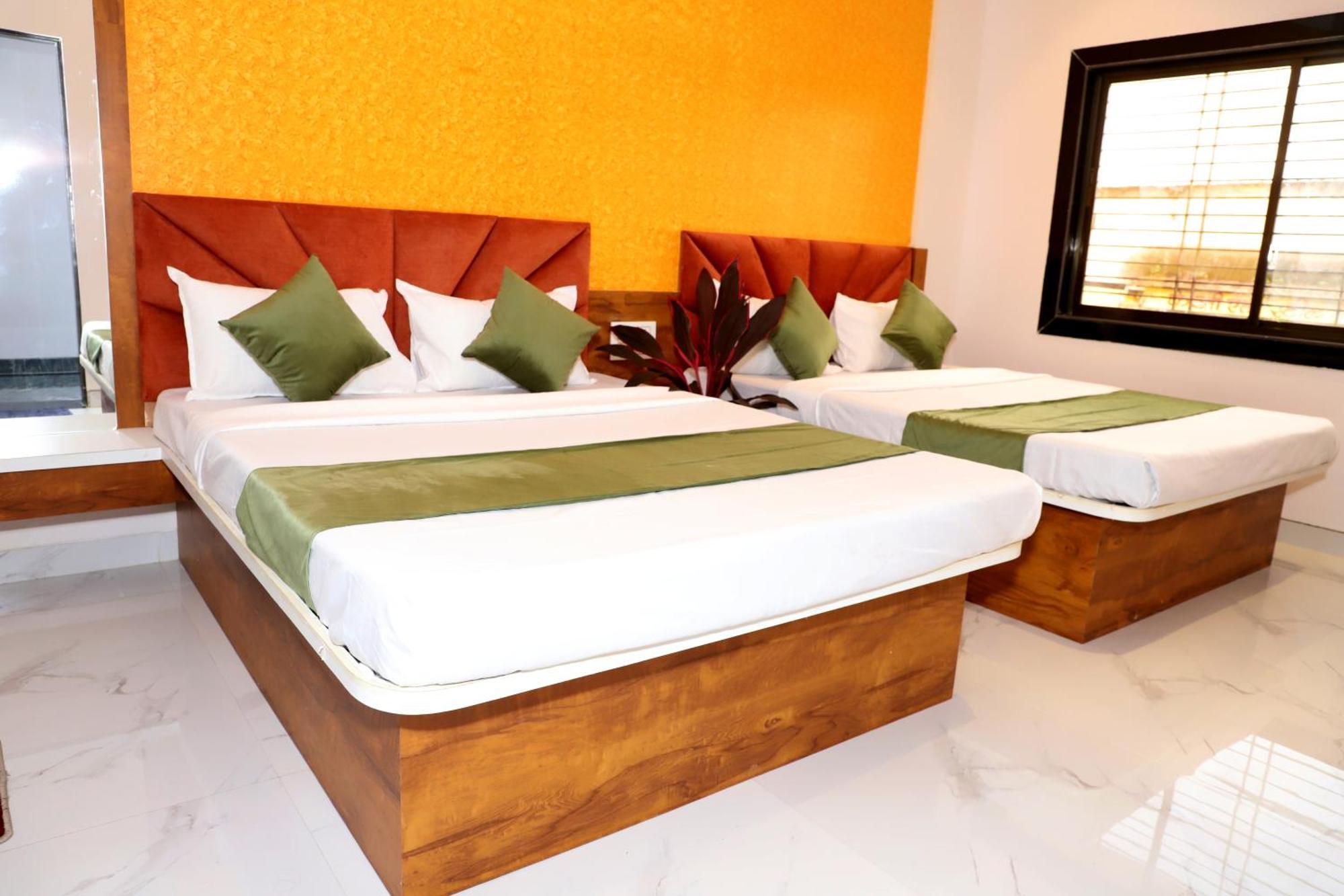 Khuldabad Hotel Grand מראה חיצוני תמונה