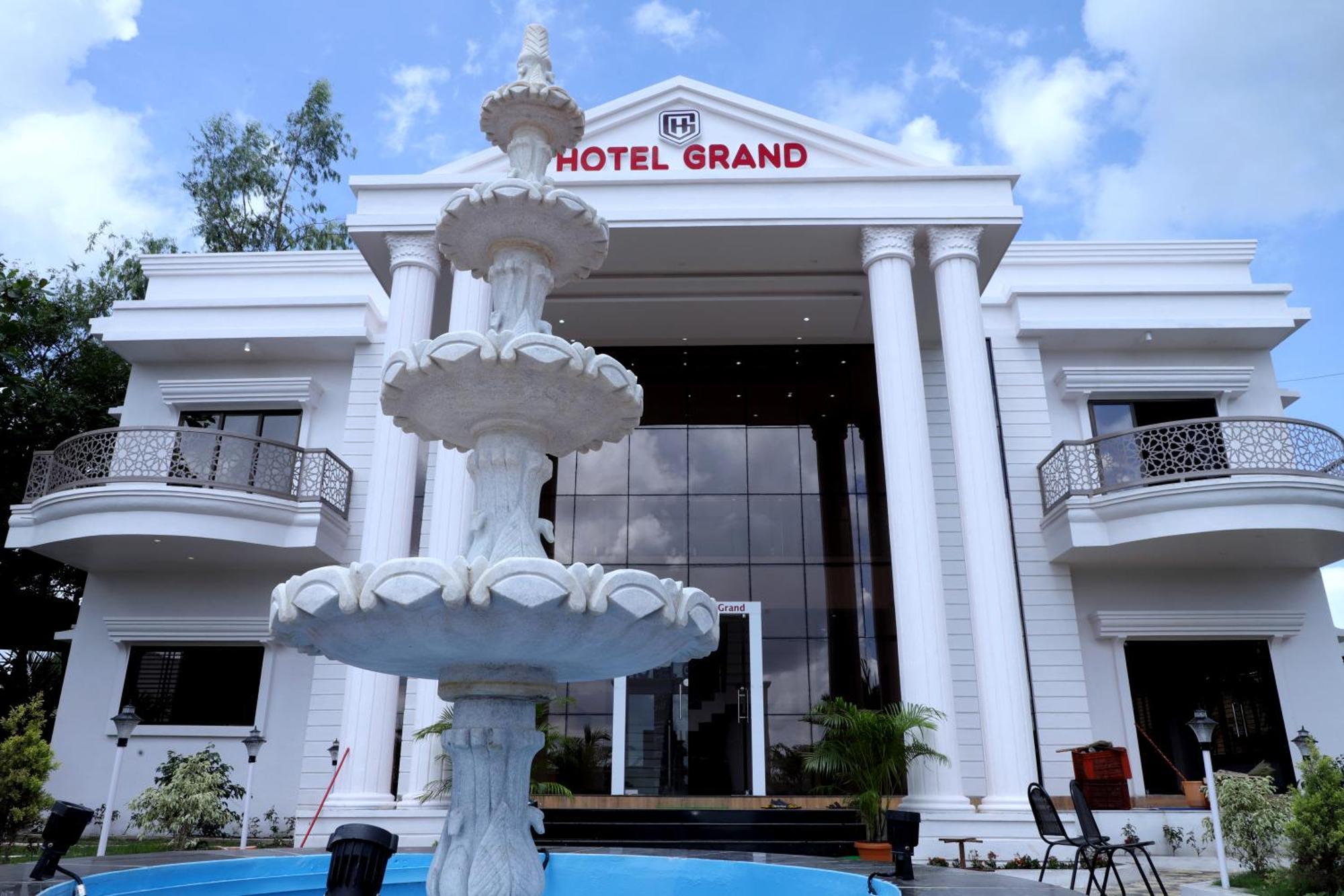Khuldabad Hotel Grand מראה חיצוני תמונה